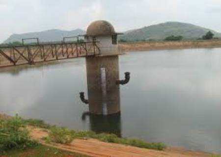 ராஜபாளையம் 6-வது மைல் தேக்கத்தில், வெயிலின் தாக்கத்தால் நீர்மட்டம் குறைந்து 8 அடி மட்டும்தான் தண்ணீர் உள்ளது.