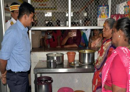 அருப்புக்கோட்டை நகராட்சி பேருந்து நிலைய வளாகத்தில் மாவட்ட ஆட்சித்தலைவர்அவர்கள் நேரில் சென்று பார்வையிட்டு ஆய்வு செய்தார்.
