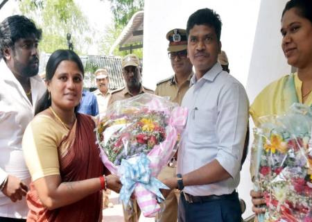 சமூக நலன் மற்றும் மகளிர் உரிமைத்துறை அமைச்சர் திருமதி கு.ஜெகதீஸ்வரி அவர்களை மாவட்ட ஆட்சியர் அவர்கள் பூங்கொத்து வழங்கி வரவேற்றார். 