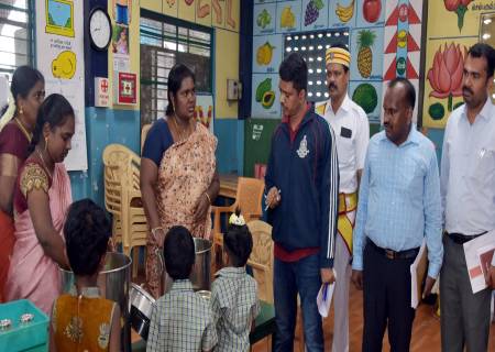 விருதுநகர் நகராட்சிப் பகுதிகளில் தூய்மை இந்தியா திட்டம், குடிநீர் விநியோகம் மற்றும் முதலமைச்சரின் காலை உணவுத் திட்டம் மாவட்ட ஆட்சியர் நேரில் ஆய்வு.