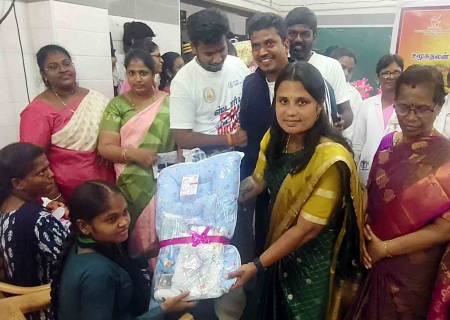 சமூக நலன் மற்றும் மகளிர் உரிமைத்துறை அமைச்சர் திருமதி கு.ஜெகதீஸ்வரி அவர்கள் அரசு மருத்துவமனையில் மகப்பேறு அடைந்த 40 தாய்மார்களுக்கு தாய் சேய் நல பெட்டகங்களை வழங்கினார்.