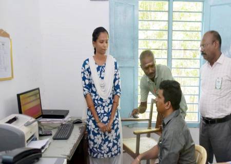 தொடக்க வேளாண்மை கூட்டுறவு கடன் சங்க அலுவலகம் மற்றும் இ-சேவை மையத்தினை  மாவட்ட ஆட்சித்தலைவர் அவர்கள் ஆய்வு செய்தார்.