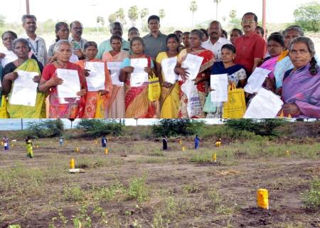25 குடும்பங்களுக்கு இலவச இணையவழி பட்டாக்களை மாவட்ட ஆட்சித்தலைவர்  அவர்கள்  பயனாளிகளுக்கு வழங்கினார்.