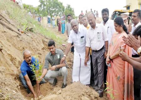 சாத்தூர் நகரின் வழியாகப் பாயும் வைப்பாறு நதியில் உள்ள முள்செடிகளை  அகற்றி மரம் நட்டு பராமரிக்கும்  பணிகளை  மாவட்ட ஆட்சித்தலைவர் அவர்கள்  தொடங்கி வைத்தார்.