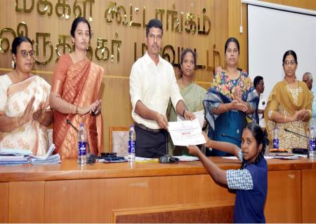 மக்கள் குறைதீர்க்கும் நாள் கூட்டத்தில் நலத்திட்ட உதவிகளை மாவட்ட ஆட்சித்தலைவர் அவர்கள் வழங்கினார்.