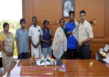 தேசிய தகுதி தேர்வில் வெற்றி பெற்ற 3 அரசுப்பள்ளி மாணவர்களுக்கு மாவட்ட ஆட்சித்தலைவர் அவர்கள் சால்வை அனுவித்து பாராட்டினார்.