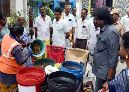 ”உங்களைத் தேடி உங்கள் ஊரில்” திட்டத்தின் கீழ், காரியாபட்டி வட்டத்தில் மேற்கொள்ளப்பட்டு வரும் பணிகள் குறித்து மாவட்ட ஆட்சித்தலைவர் அவர்கள் பார்வையிட்டு ஆய்வு செய்தார்.