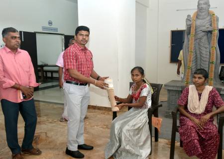மக்கள் குறைதீர்க்கும் நாள் கூட்டத்தில் ரூ.2.30 இலட்சம் மதிப்பீட்டிலான நலத்திட்ட உதவிகளை மாவட்ட ஆட்சித்தலைவர் , அவர்கள் வழங்கினார்.