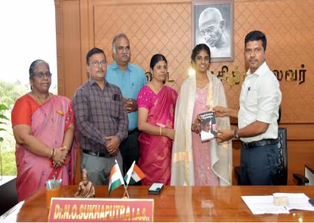 JEE தேர்வில் வெற்றி பெற்று NIT Calicut  மெக்கானிக்கல் இன்ஜினியரிங் படிப்பதற்கு தேர்ச்சி பெற்றுள்ள பி. எஸ் சிதம்பர நாடார் சி.பி.எஸ்.இ பள்ளியை சேர்ந்த மாணவி யமுனா அவர்களை மாவட்ட ஆட்சித்தலைவர்  அவர்கள் சால்வை அனுவித்து  பாராட்டினார்.