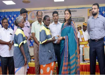 தொழில், முதலீட்டு ஊக்குவிப்பு மற்றும் வர்த்தகத்துறை அமைச்சர் செல்வி ச.கீர்த்தனா அவர்கள்   தூய்மைப் பணியாளர் மற்றும் அவர்களது குடும்பத்தினர்களுக்கான அரசு சேவைகள் மற்றும் நலத்திட்ட முகாமினை  தொடங்கி வைத்தார்.