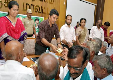 வன உயிரினங்களால் பயிர்கள் பாதிக்கப்பட்ட 4 விவசாயிகளுக்கு  நிவாரணத்தொகையை விவசாயிகள் குறைதீர்க்கும் நாள் கூட்டத்தில் மாவட்ட ஆட்சித்தலைவர் அவர்கள் வழங்கினார்.