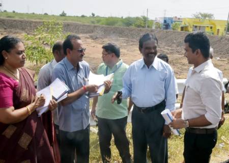 சென்னை உயர்நீதிமன்ற ஓய்வுபெற்ற நீதிபதி திரு. செல்வம் அவர்கள் சீமைக் கருவேல மரங்கள் அகற்றப்பட்டு வரும் பணிகளை நேரில் பார்வையிட்டு கள ஆய்வு மேற்கொண்டார். 