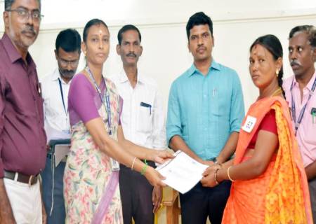 கணினி திருத்த பட்டாக்களை மாவட்ட ஆட்சித்தலைவர்   அவர்கள் பயனாளிகளுக்கு வழங்கினார்.