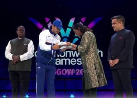 காமன்வெல்த் நிறைவு விழா: இந்தியாவிடம் ஒப்படைக்கப்பட்ட கொடி... 2030 போட்டிக்கு பிரமாண்ட வரவேற்பு.