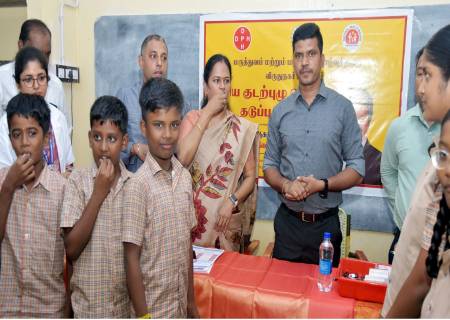 தேசிய குடற்புழு நீக்க நாள் முன்னிட்டு,பெண்கள் மற்றும் மாணாக்கர்களுக்கு மாவட்ட ஆட்சித்தலைவர்  அவர்கள் குடற்புழு நீக்க மாத்திரைகளை வழங்கினார்.