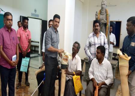 மக்கள் குறைதீர்க்கும் நாள் கூட்டத்தில் 4 மாற்றுத்திறனாளிகளுக்கு  நலத்திட்ட உதவிகளை மாவட்ட ஆட்சித்தலைவர்  அவர்கள் வழங்கினார்.