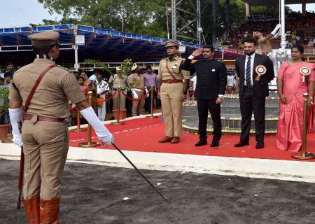 80 -வது இந்திய சுதந்திர தினவிழாவினை முன்னிட்டு மாவட்ட ஆட்சித்தலைவர்  அவர்கள்   தேசியக் கொடியை ஏற்றி வைத்து, சிறப்பாக பணியாற்றிய 256 அலுவலர்கள் மற்றும் பணியாளர்களுக்கு நற்சான்றிதழ்களை வழங்கினார்.