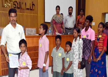 மக்கள் குறைதீர்க்கும் நாள் கூட்டத்தில் பல்வேறு நலத்திட்ட உதவிகளை மாவட்ட ஆட்சித்தலைவர்  அவர்கள் வழங்கினார்.