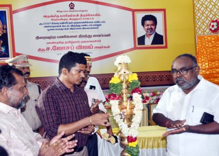 மாவட்ட ஆட்சித்தலைவர் அவர்கள்அருள்மிகு இருக்கண்குடி மாரியம்மன் திருக்கோவிலில் ரூ.23.67 கோடி மதிப்பீட்டில் கட்டப்பட்டுள்ள புதிய உட்கட்டமைப்பு வசதிகளை  பக்தர்களின் பயன்பாட்டிற்கு தொடங்கி வைத்தார்.