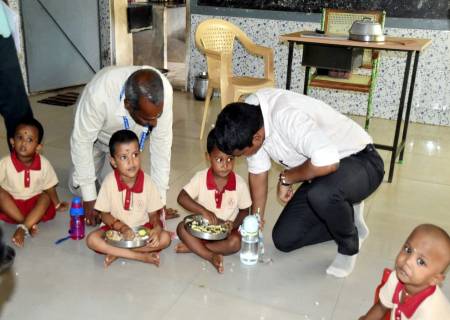 திருவில்லிபுத்தூர் வட்டத்தில் "உங்களைத் தேடி உங்கள் ஊரில்" என்ற திட்டத்தின் கீழ், அரசின் திட்டங்கள் மற்றும் சேவைகள் பொதுமக்களிடம் சென்றடைவது குறித்து, மாவட்ட ஆட்சித்தலைவர் அவர்கள் கள ஆய்வு செய்தார்.