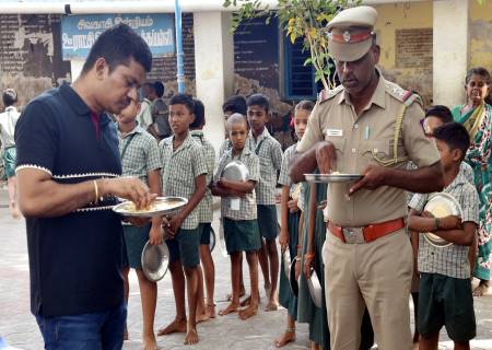 ”உங்களைத் தேடி உங்கள் ஊரில்” திட்டத்தின் கீழ், திருவில்லிபுத்தூர் வட்டத்தில் மேற்கொள்ளப்பட்டு வரும் பணிகள் குறித்து மாவட்ட ஆட்சித்தலைவர்  அவர்கள் பார்வையிட்டு ஆய்வு செய்தார்.