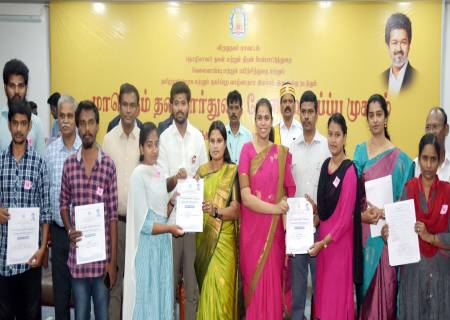 தொழில், முதலீட்டு ஊக்குவிப்பு மற்றும் வர்த்தகத்துறை அமைச்சர் அவர்கள்,  சமூக நலன் மற்றும் மகளில் உரிமைத்துறை அமைச்சர்  அவர்கள் ஆகியோர் தனியார் வேலைவாய்ப்பு முகாமில் வேலைநாடுநர்களுக்கு பணிநியமன ஆணையினை வழங்கினார்கள்.