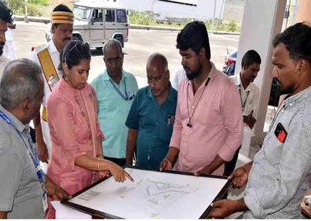 மாவட்ட ஆட்சித்தலைவர் அவர்கள் திருவில்லிபுத்தூர் வட்டாரப் பகுதிகளில் அரசின் பல்வேறு வளர்ச்சி திட்டப்பணிகள் குறித்து பார்வையிட்டு ஆய்வு செய்தார்.