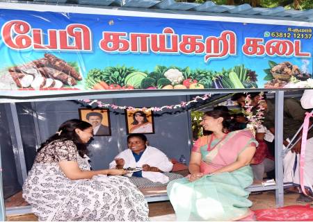 மாற்றுத்திறனாளி திரு.குமார் என்பவர் விடுத்த கோரிக்கையை ஏற்று காய்கறி கடையினை திறந்து வைத்து முதல் விற்பனையினை அமைச்சர் அவர்கள்தொடங்கி வைத்தார்.