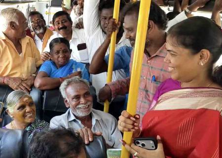 தொழில், முதலீட்டு ஊக்குவிப்பு மற்றும் வர்த்தகத்துறை அமைச்சர்அவர்கள் வெற்றிப் பயணம் திட்டத்தின் கீழ் பயணம் மேற்கொள்ளும் பயனாளிகளுக்கு கட்டணமில்லா பயணச்சீட்டுகளை வழங்கி இத்திட்டம் குறித்து கலந்துரையாடினார்.