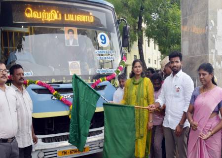 விருதுநகர் தங்கம்மாள் பெரியசாமி நகராட்சி பெண்கள் மேல்நிலைப்பள்ளியில் பயிலும் மாணவிகள் பயன்பெறும் வகையில் புதிய வழித்தட பேருந்து சேவையினை மாவட்ட ஆட்சித்தலைவர்  அவர்கள் தொடங்கி வைத்தார்.