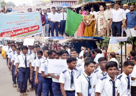 மாவட்ட ஆட்சித்தலைவர் , அவர்கள், தகவல் அறியும் உரிமைச் சட்டம் – 2005 குறித்த விழிப்புணர்வு பேரணியை கொடியசைத்து தொடங்கி வைத்தார்.