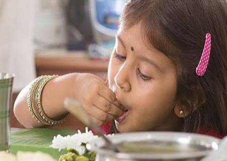 கைகளால் சாப்பிடுவதன் பின்னணி.