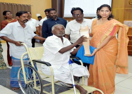 மக்கள் குறைதீர்க்கும் நாள் கூட்டத்தில் ரூ.3.77 இலட்சம் மதிப்பிலான நலத்திட்ட உதவிகளை  மாவட்ட ஆட்சித்தலைவர் அவர்கள் வழங்கினார்.