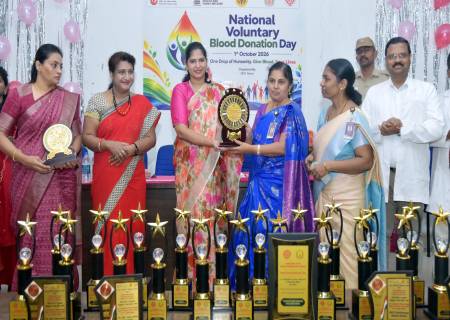 தேசிய தன்னார்வ இரத்ததான தினத்தினை முன்னிட்டுமாவட்ட ஆட்சித்தலைவர்  அவர்கள் இரத்ததானம் முகாம் அமைப்பாளர்களுக்கு பாராட்டு சான்றிதழ்களை வழங்கினார்.