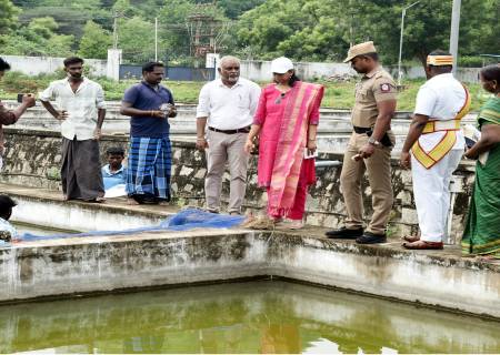 வத்திராயிருப்பு வட்டத்தில் "உங்களைத் தேடி உங்கள் ஊரில்" திட்டத்தின் கீழ், பல்வேறு பகுதிகளில் நடைபெற்று வரும் வளர்ச்சி திட்டப்பணிகளை மாவட்ட ஆட்சித்தலைவர்  அவர்கள் பார்வையிட்டு ஆய்வு செய்தார்.