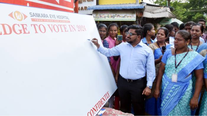 சங்கரா கண் மருத்துவமனை பணியாளர்கள் கலந்து கொண்ட விழிப்புணர்வு கையெழுத்து இயக்கம்