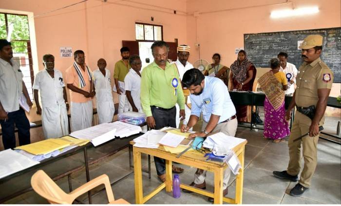 சிவகாசி சட்டமன்ற தொகுதியில் உள்ள வாக்குச்சாவடி மையமான நடையனேரி அரசு மேல்நிலைப்பள்ளியில் வாக்குப்பதிவு நடைபெற்று வருவதை  ஆய்வு