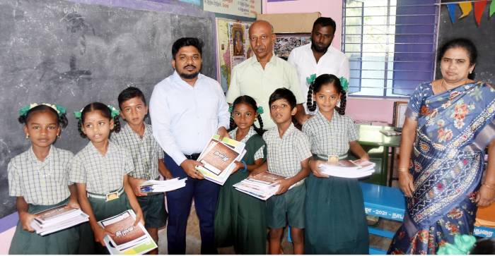 மாணவ, மாணவிகளுக்கு விலையில்லா நோட்டு புத்தகங்கள் மாவட்ட ஆட்சித்தலைவர்  அவர்கள் வழங்கினார்.