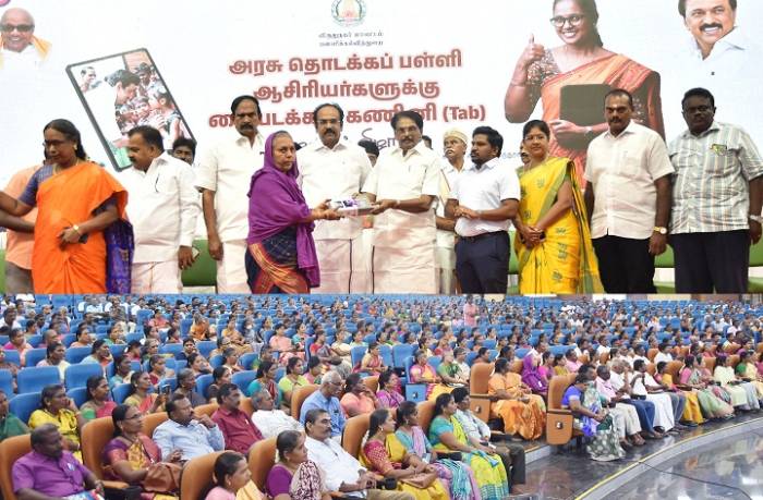 796 அரசு பள்ளிகளில் பணிபுரிந்துவரும் 2083 ஆசிரியர்களுக்கு கையடக்கக் கணினிகளை வழங்கல்