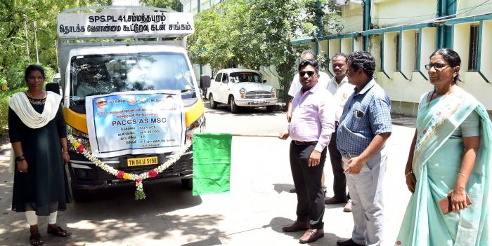 வேளாண்மை உட்கட்டமைப்பு நிதியின் கீழ் நபார்டு வங்கி உதவியுடன்  கொள்முதல் செய்யப்பட்ட சரக்கு வாகனத்தை நியாய விலைக்கடை நகர்வுப் பணிக்காக மாவட்ட ஆட்சித்தலைவர் அவர்கள் கொடியசைத்து துவக்கி வைத்தார்