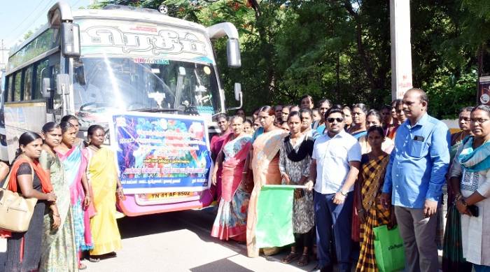 மகளிர் சுய உதவிக்குழு உறுப்பினர்களுக்கு அலங்கார மீன்வளர்ப்பு தொடர்பான பட்டறிவு பயண வாகனத்தினை மாவட்ட ஆட்சித்தலைவர் அவர்கள் கொடியசைத்து துவக்கி வைத்தார்.