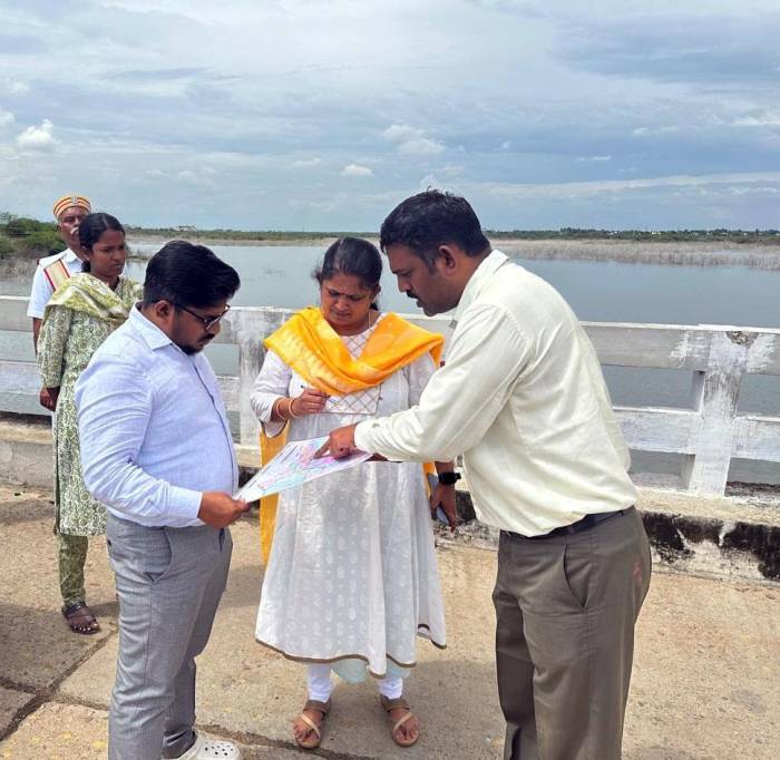 கோல்வார்ப்பட்டி அணைக்கட்டுப் பகுதியில் மாவட்ட ஆட்சித்தலைவர் அவர்கள்  நேரில் சென்று பார்வையிட்டு ஆய்வு செய்தார்.