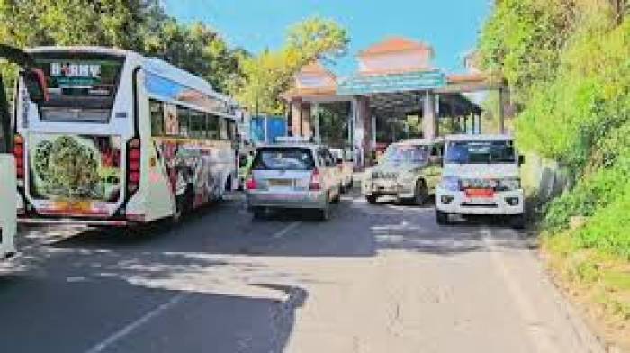 சாலை ஓரம்  நிறுத்தப்படும் பஸ்களால் விபத்து அபாயம்.