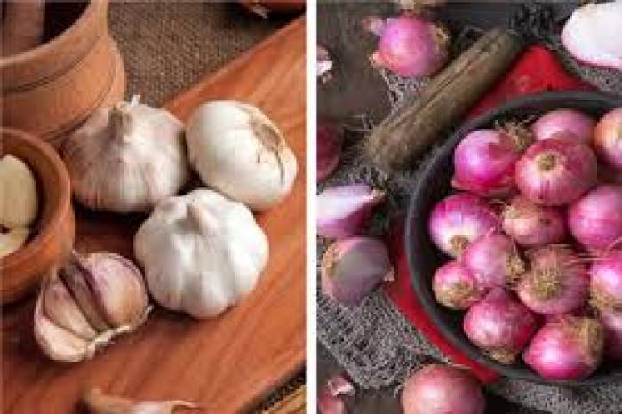 வெங்காயம், பூண்டு இவற்றை இலகுவாக உரிக்க தண்ணீரில் போட்டு உரிக்கவும் .