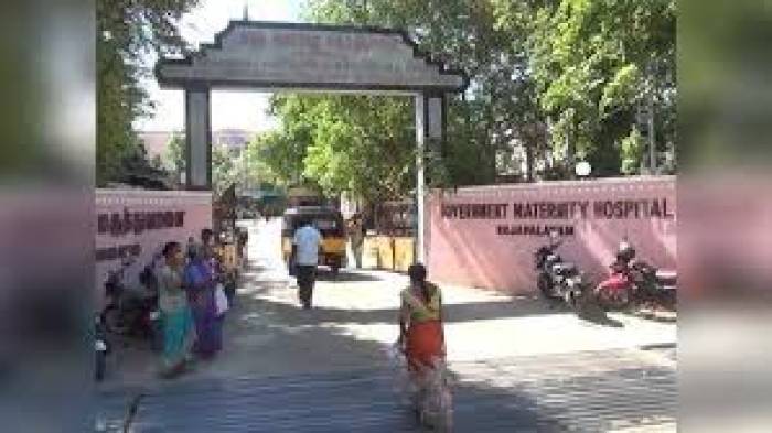 ராஜபாளையம் அரசு மகப்பேறு  மருத்துவமனை முன் குளமாக தேங்கும் கழிவுநீர்.