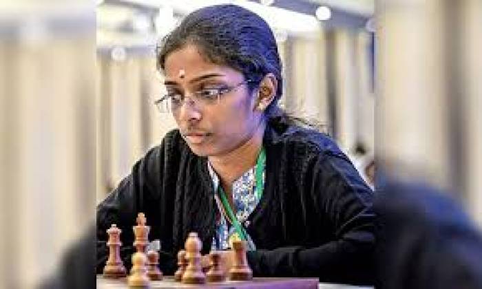 உலக 'பிளிட்ஸ்' செஸ் சாம்பியன்ஷிப்பில் வெண்கலம் வென்ற இந்திய வீராங்கனை வைஷாலி.