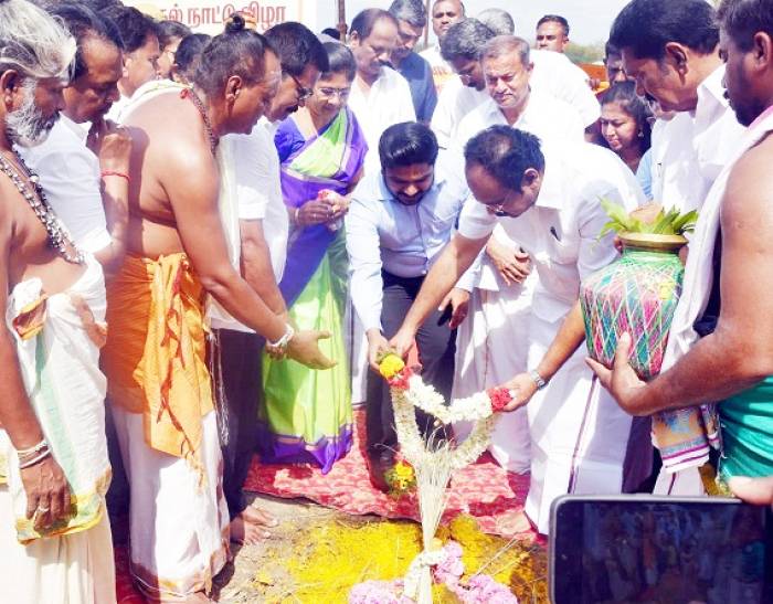 சிவகாசி நகரத்திற்கு வெளிவட்ட புறவழிசாலை அமைக்கும் பணிகளுக்கு    நிதி, சுற்றுச்சூழல் மற்றும் காலநிலை மாற்றத்துறை அமைச்சர்   அவர்கள் அடிக்கல் நாட்டி பணிகளை துவக்கி வைத்தார்.