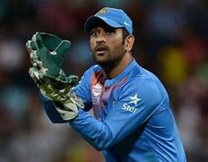 இந்தியாவின் 'சிறந்த கனவு லெவன்' அணி தோனிக்கு கேப்டன் கவுரவம் .