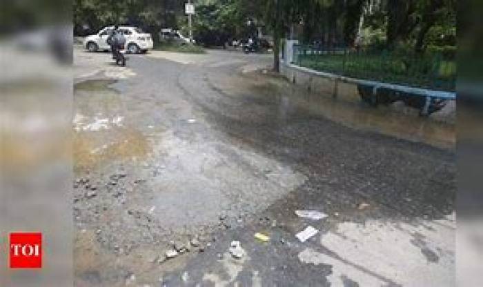 பள்ளத்தை எச்சரிக்க தடை கற்கள், தடுமாறும் வாகன ஓட்டிகள்.