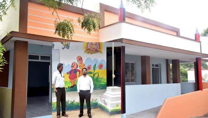 வெம்பக்கோட்டை ஊராட்சி ஒன்றியப் பகுதிகளில் நடைபெற்று வரும் பல்வேறு வளர்ச்சி திட்டப்பணிகள் குறித்து மாவட்ட ஆட்சித்தலைவர்  நேரில் சென்று பார்வையிட்டு ஆய்வு செய்தார்.